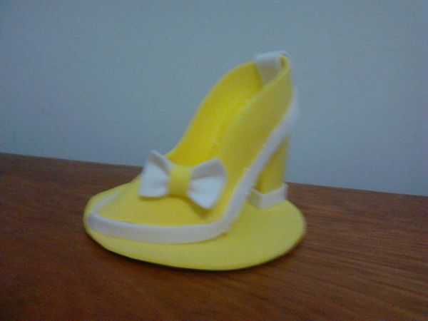 Scarpin Amarelo porta celular ou porta recados